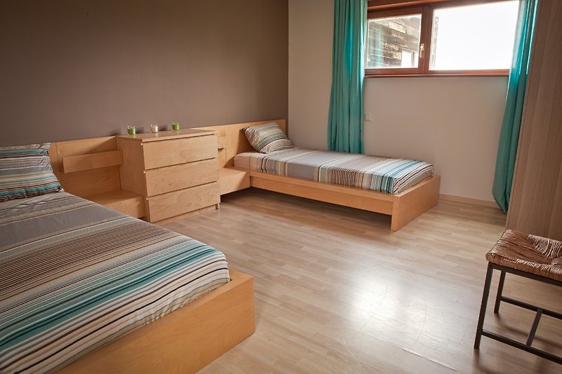 Zakwaterowanie dla gości, przestronna sypialnia z dużą ilością miejsca na wszystkie Twoje rzeczy lub na przykład dodatkowe łóżko.