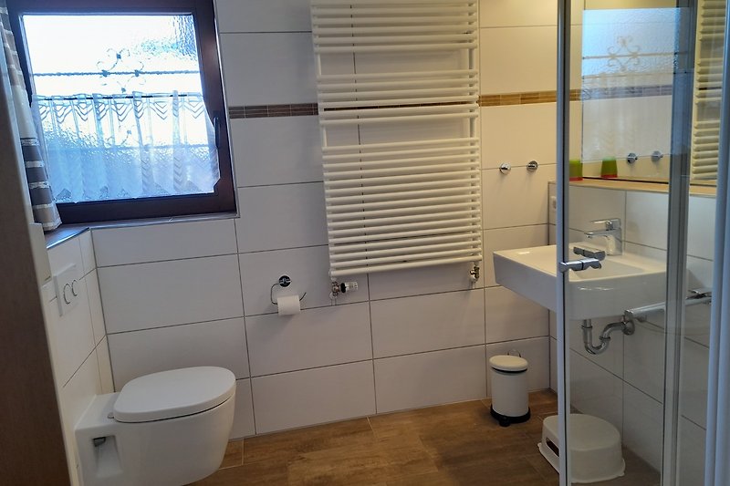 Badezimmer m. gläserner Dusche, Handtuchtrockner u. Föhn