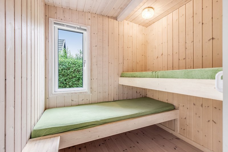 Gemütliches Zimmer mit Holzverkleidung, Fenster und stilvollem Interieur.