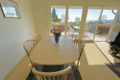 Panorama das Meer. Wald und Strand.