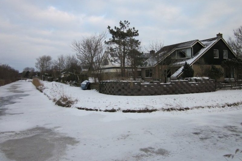 Das Haus im Winter 2010 (Südwestseite), mit Graben. 