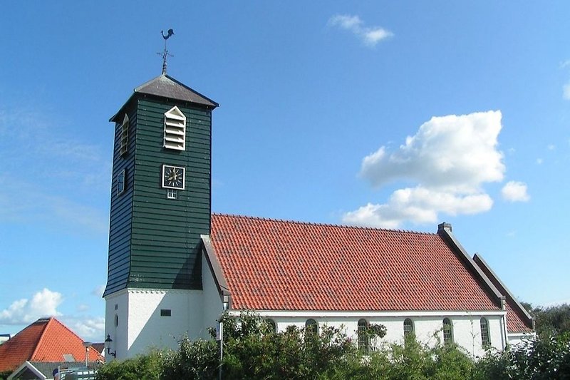 Het karakteristieke kerkje van Callantsoog