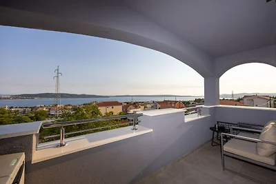 Piscina panoramica di lusso sul tetto e vista mare