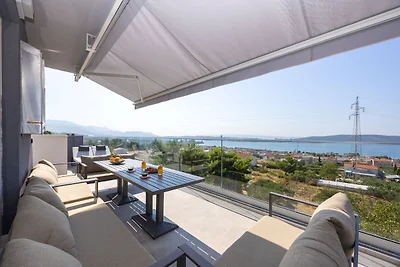 Piscina panoramica di lusso sul tetto e vista mare