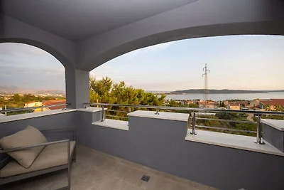 Piscina panoramica di lusso sul tetto e vista mare
