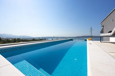 Piscina panoramica di lusso sul tetto e vista mare