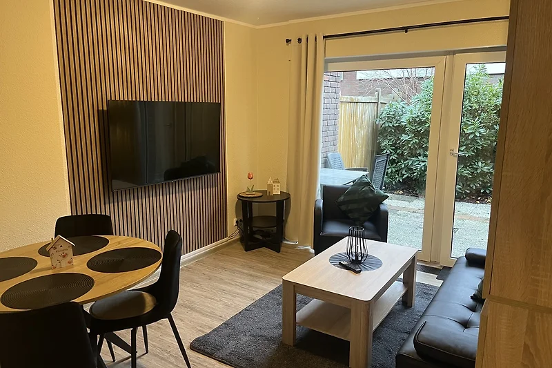 Hochwertige Möbel, große Fenster und einladende Sitzlandschaft. 
Wohnraum in gemütlichen Farben