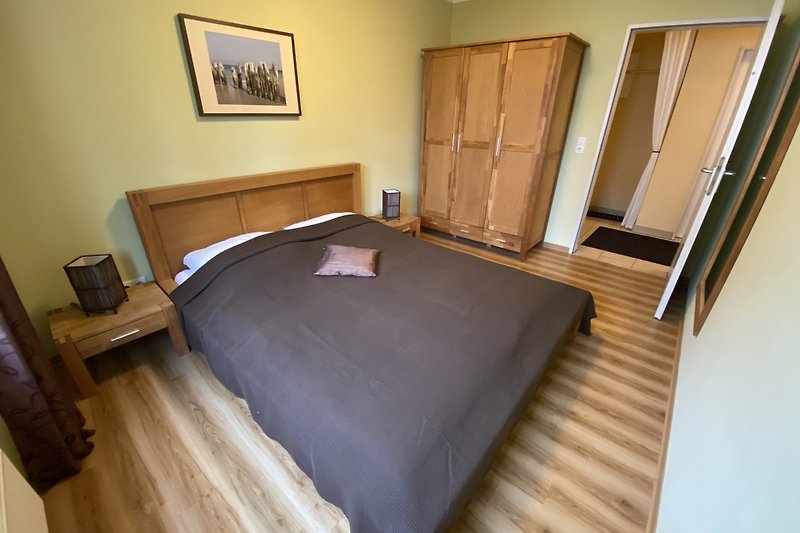Schlafzimmer mit gemütlichem Bett und modernem Design.