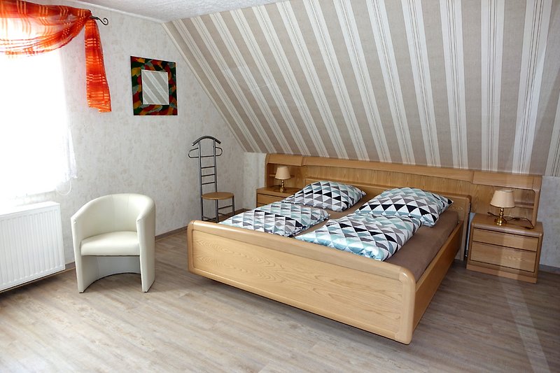Doppelbett im Elternschlafzimmer
