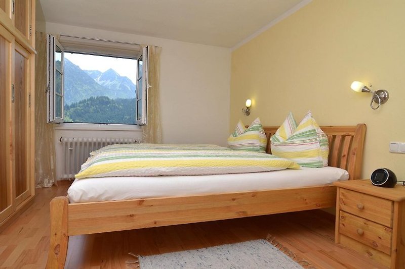 Schlafzimmer mit Aussicht in die Berge
