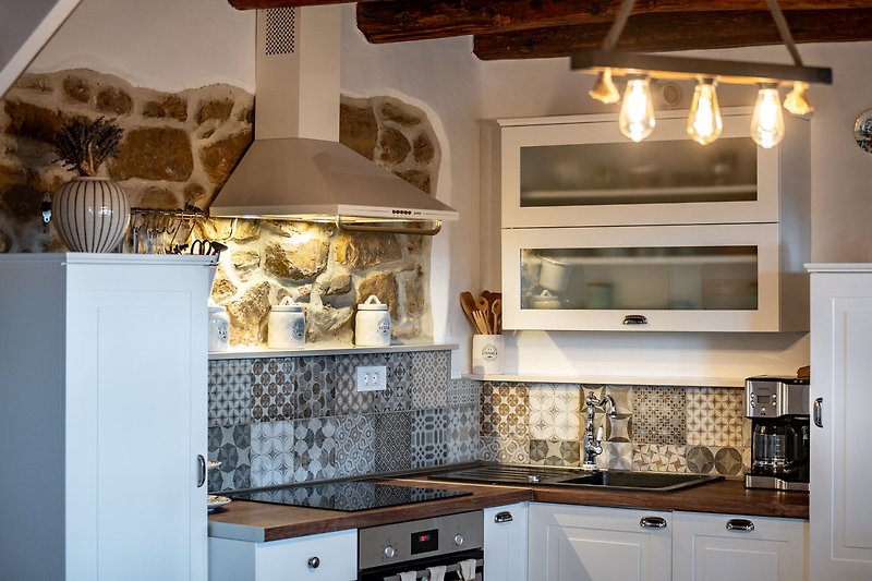 Prekrasna drvena kuhinja s modernim elementima i lijepim osvjetljenjem.