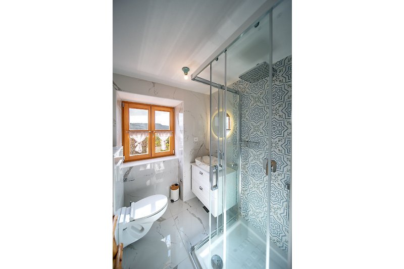 Prekrasna kupaonica s modernim namještajem i keramičkim pločicama.