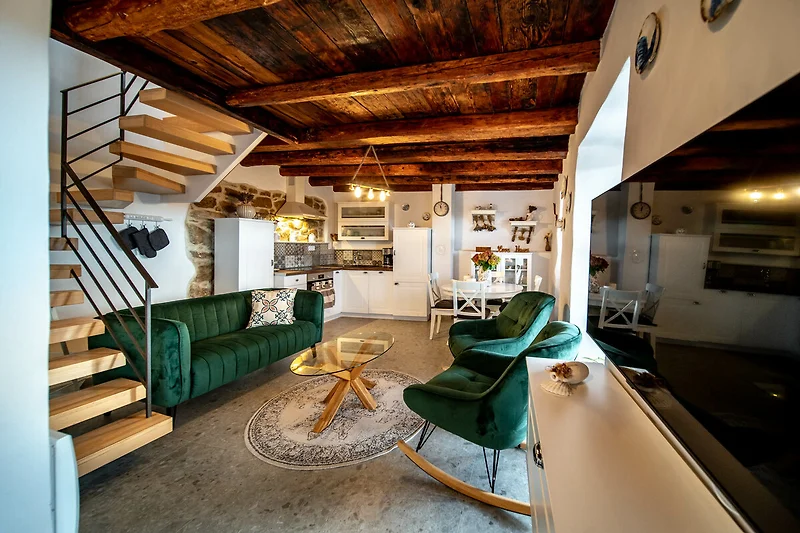 Prachtige houten zolder met een ruime woonkamer en een comfortabele bank.