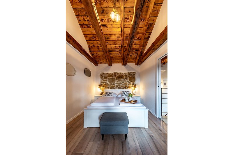 Prekrasna drvena dnevna soba s lijepim osvjetljenjem i udobnim namještajem.