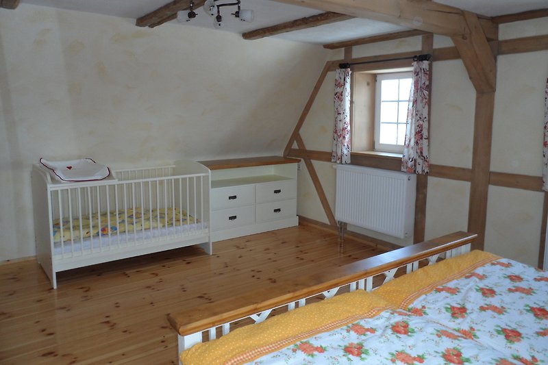 Schlafzimmer 1 mit Babybett