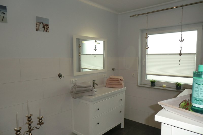Modernes großes Badezimmer 12qm,  mit Spiegel, Waschbecken und Schrank.