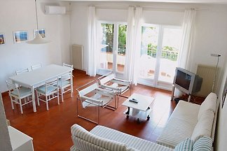 Apartment with swimming pool