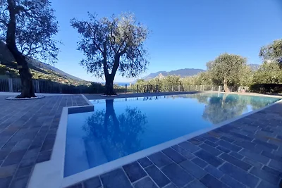 Apartment with swimming pool