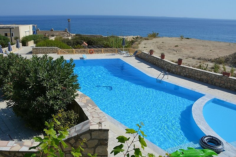 Very large pool with springboard and full sea view !!