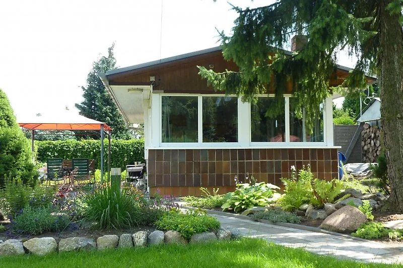 Vorderfront mit Garten