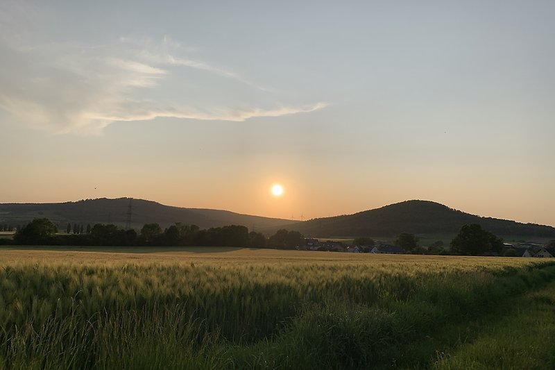 Abendstimmung, Blick auf Ort und Felder (50 m vom Haus) kurz v. Sonnenuntergang