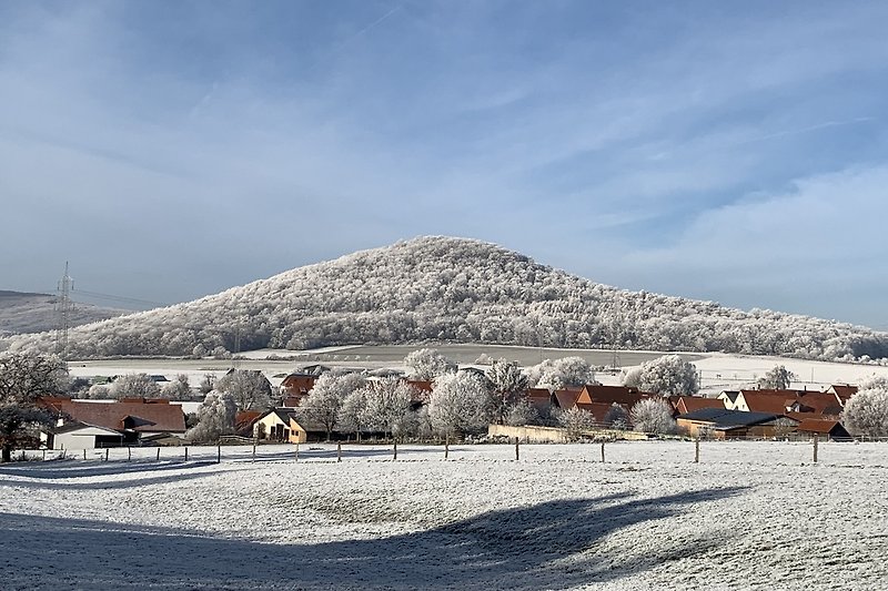 Blick auf unseren Ort mit Schöneberg im Hintergrund im Januar