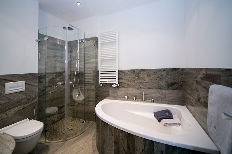 Badkamer met regendouche + badkuip