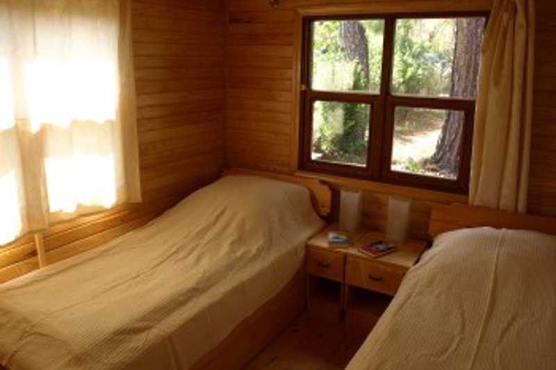 Das zweite Schlafzimmer ist mit zwei einzeln stehenden Betten,einem geräumigen Kleiderschrank, Klimaanlage und zwei Fenstern sowie natürlich Nachttischen und zwei Leselampen ausgestattet.