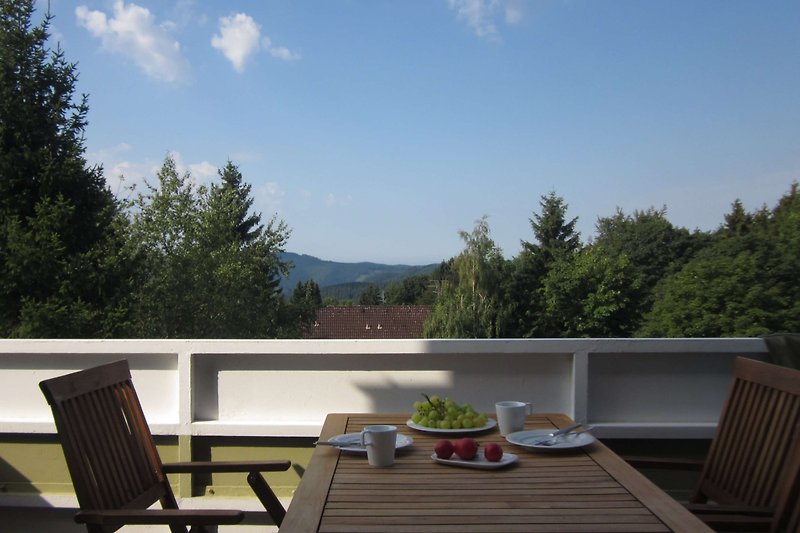 Schöne Terrasse mit Tisch, Stühlen und Blumentopf. Entspannen Sie sich im Freien.