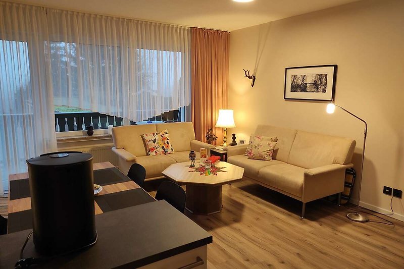 Gemütliches Wohnzimmer mit stilvollem Holzmöbeln und bequemer Couch.