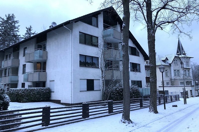 Schönes Haus mit winterlicher Umgebung und modernem Design.