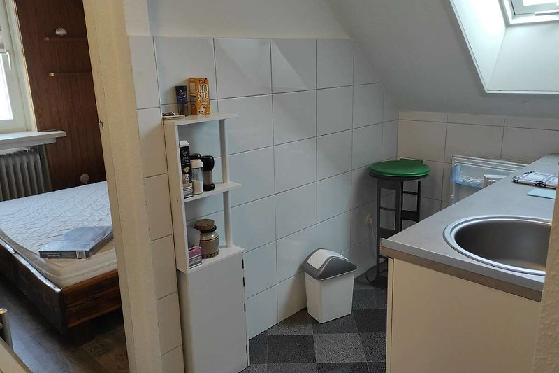 Helles Badezimmer mit Holzschränken und Waschbecken.