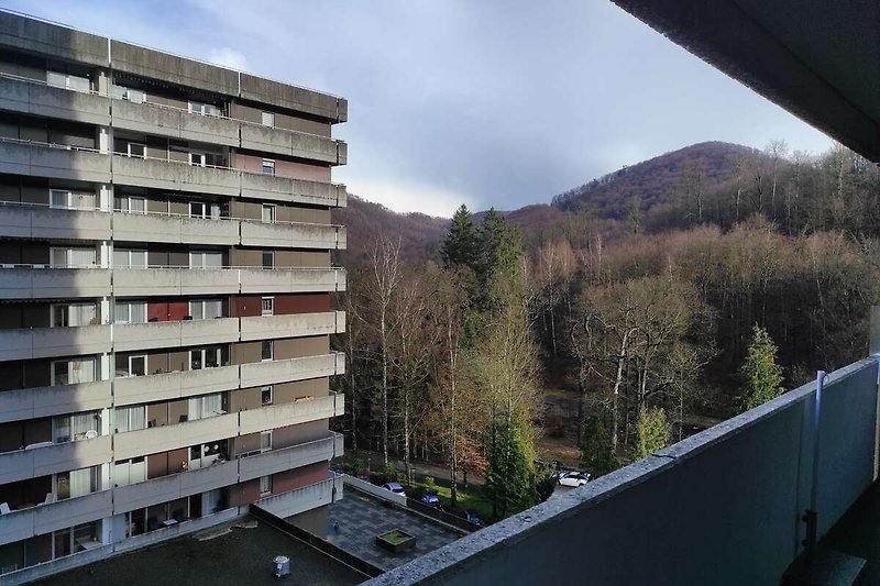 Städtisches Apartment mit Bergblick und Wolken.