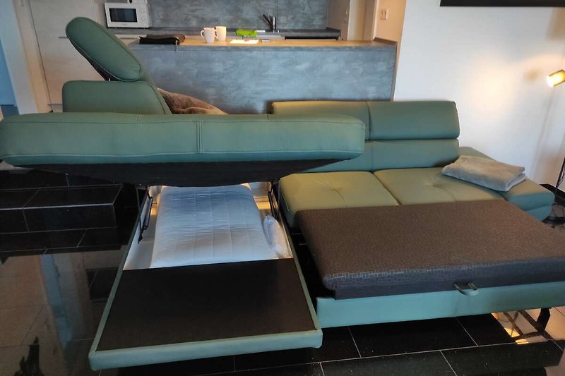 Stilvolles Wohnzimmer mit bequemer Couch und modernem Tisch.