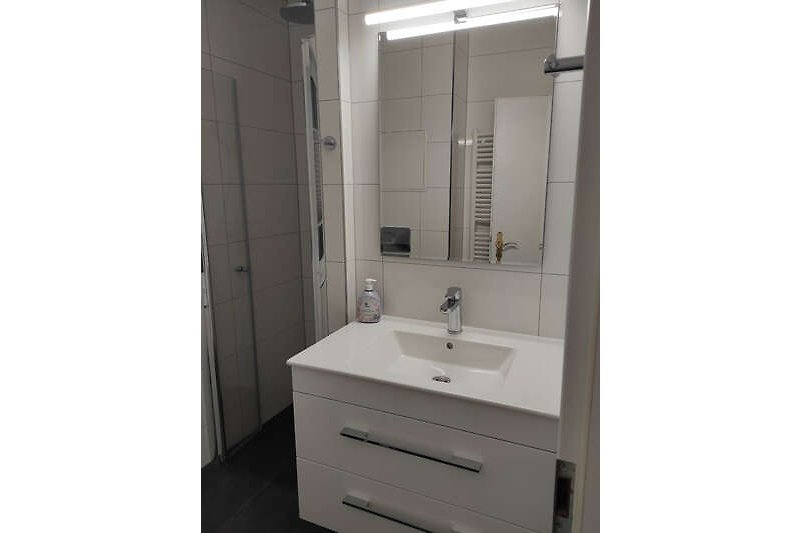 Ein modernes Badezimmer mit elegantem Waschbecken und stilvoller Armatur.