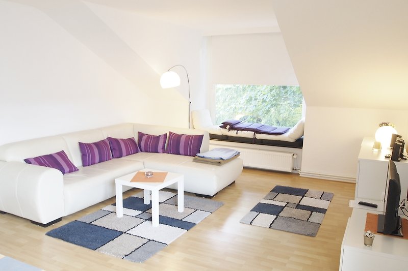 Moderne Wohnung mit bequemer Couch, Holzmöbeln und stilvollem Tisch.