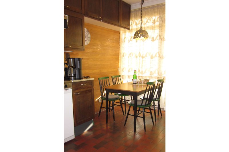 Schöne Küche mit Holzmöbeln, Küchengeräten und stilvollem Design.