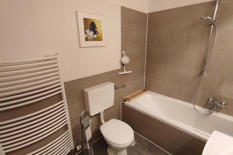Modernes Badezimmer mit Dusche und Badewanne.