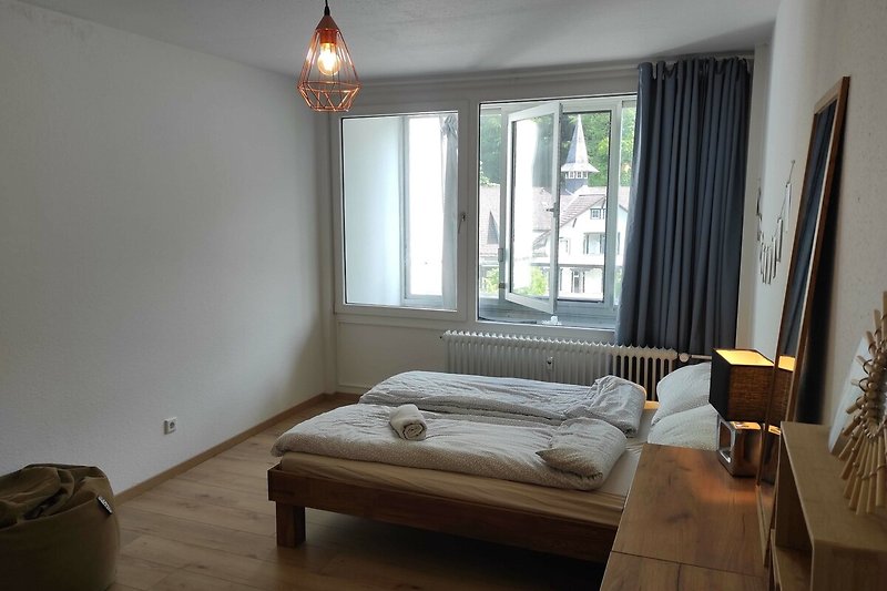 Gemütliches Schlafzimmer mit stilvollem Holzinterieur und gemütlichem Bett.