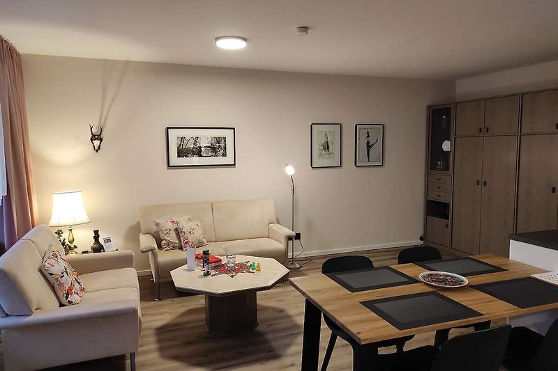 Moderne Wohnung mit stilvoller Einrichtung und gemütlicher Beleuchtung.