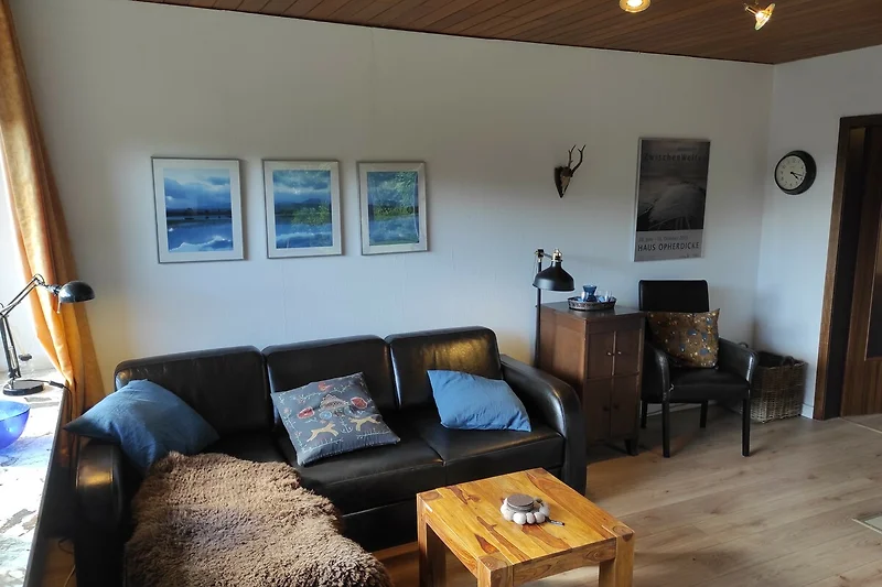 Gemütliches Wohnzimmer mit stilvollem Sofa und Holztisch.