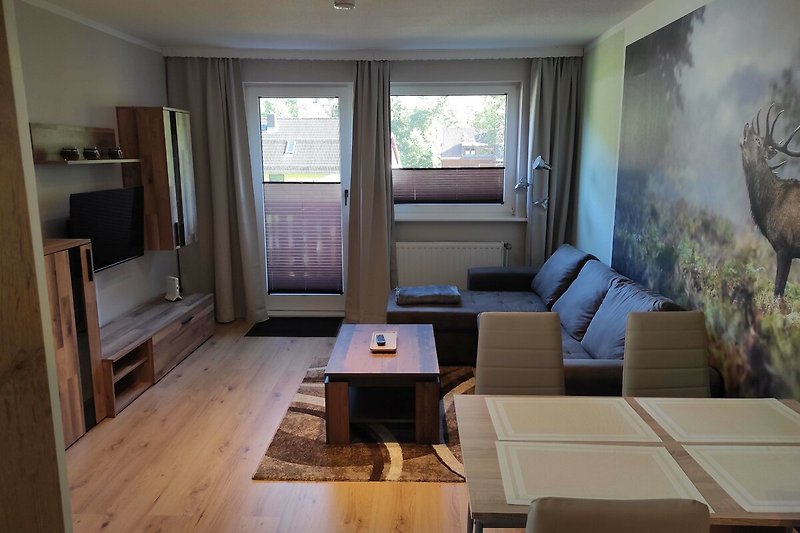 Gemütliches Wohnzimmer mit Holzmöbeln, bequemer Couch und stilvollem Interieur.