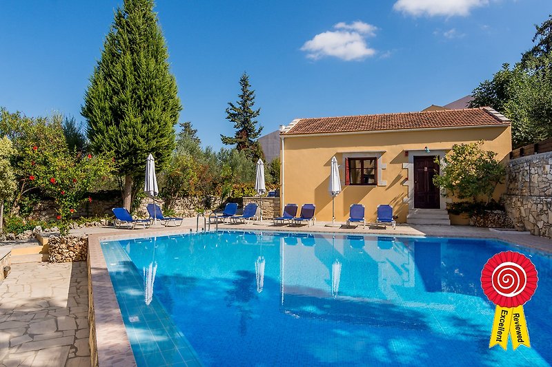 Luxuriöse Villa mit Pool, Garten und atemberaubendem Ausblick.