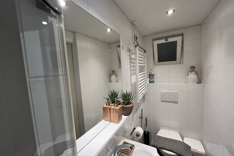 Gemütliches Badezimmer mit modernen Armaturen und stilvollem Interieur.