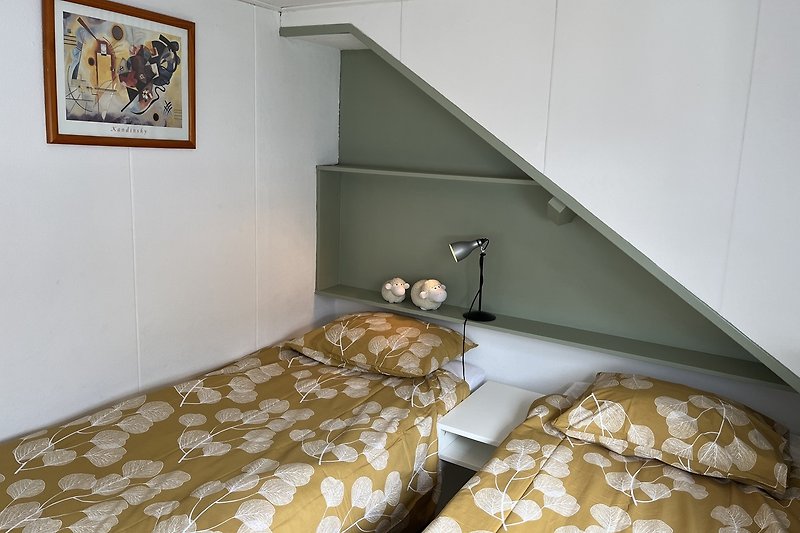 Gemütliches Schlafzimmer mit stilvollem Holzmöbel und gemütlichem Bett.