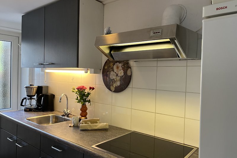 Schöne Küche mit modernen Geräten und stilvoller Einrichtung.