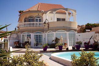 Beverley Hills Villa for groups