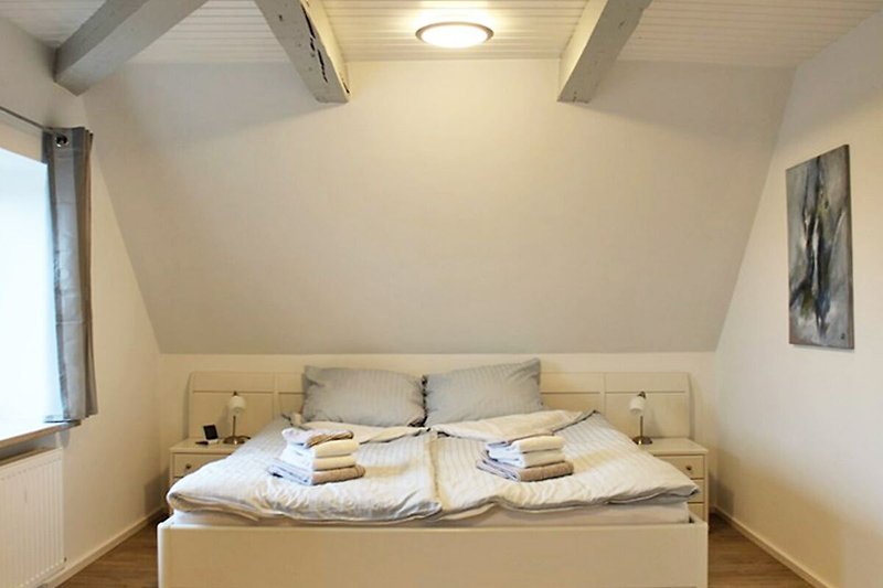 Schlazimmer mit grossem Doppelbett