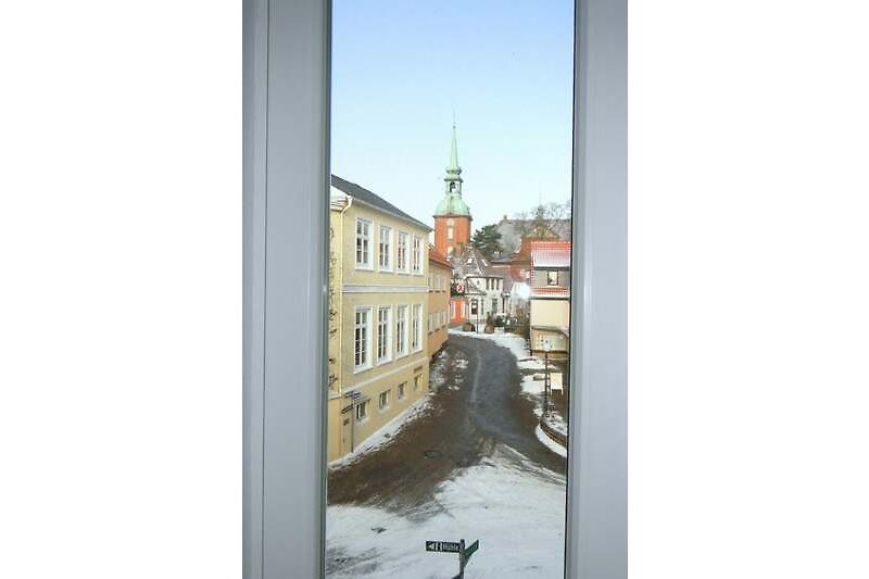 Blick aus dem Fenster auf die Sankt-Nikolaikirche