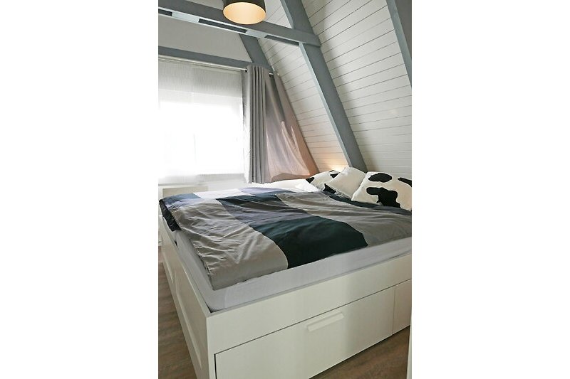 Schlafzimmer mit grossem Doppelbett
